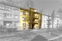 Žlutý bytový dům s balkonem, rekonstruovaná fasáda, klidná rezidenční ulice, starší zástavba, dobrá lokalita pro bydlení