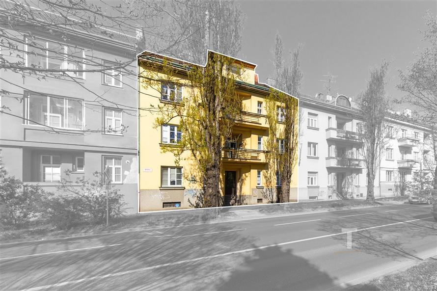 Žlutý bytový dům s balkonem, rekonstruovaná fasáda, klidná rezidenční ulice, starší zástavba, dobrá lokalita pro bydlení