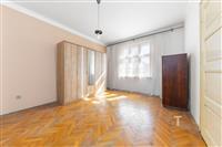 Světlý obývací pokoj, parketová podlaha, vestavěné skříně, velká okna, rekonstruovaný, světlo prosvětlující celý prostor, ideální pro relaxaci