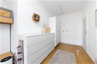 Dětský pokoj s parketovou podlahou, moderní světlé stěny, vestavěné skříně a dekorativní prvky.