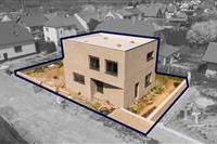 Moderní rodinný dům s dřevěnými obklady, velkými okny a novostavbou, umístěný v klidné rezidenční čtvrti s novými domy.