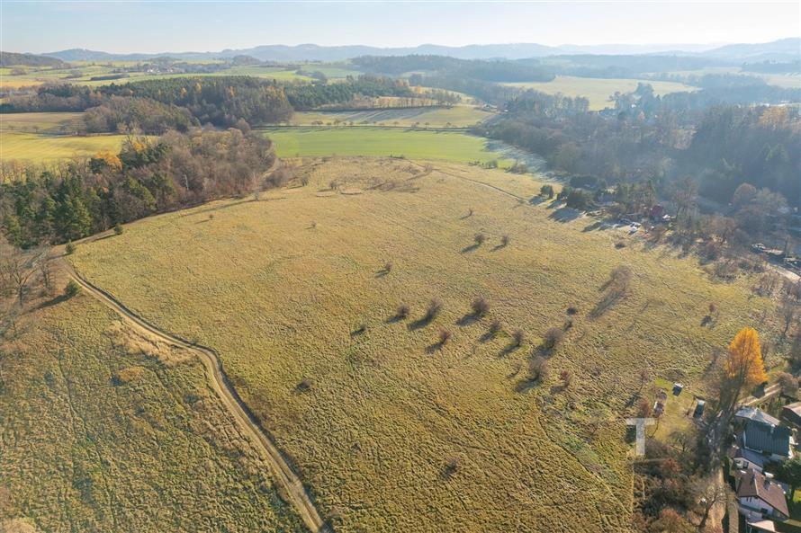 Prázdná stavební parcela obklopená přírodou, ideální pro výstavbu. Klidná lokalita s výhledem na krajinu, dostupná dostupnost a slunečné prostředí.