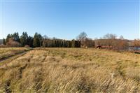 Stavební pozemek s výhledem na jezero a okolní přírodu, ideální pro stavbu rekreačního domu nebo chaty, klidná lokalita blízko lesa