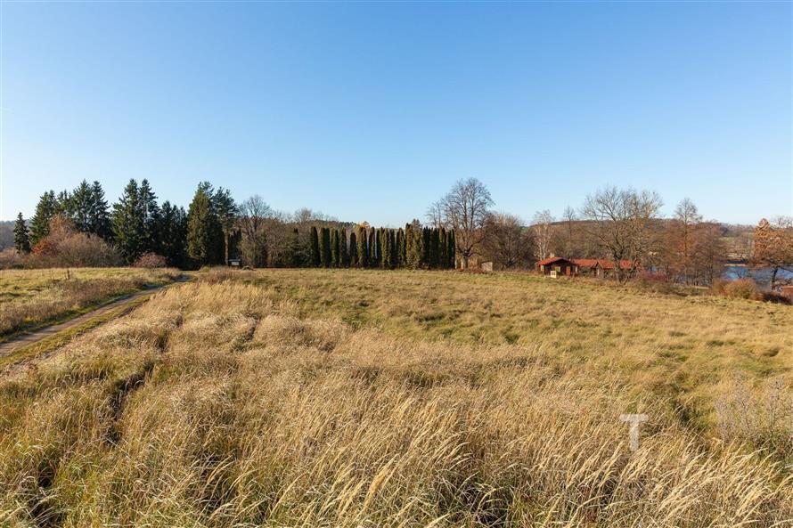 Stavební pozemek s výhledem na jezero a okolní přírodu, ideální pro stavbu rekreačního domu nebo chaty, klidná lokalita blízko lesa