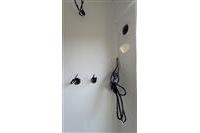 Prázdná místnost s přípravou na elektroinstalaci, bílé stěny, moderní budova, ideální pro rekonstrukci nebo přestavbu.