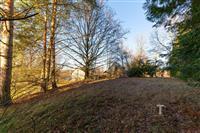 Rozlehlý pozemek s listnatými stromy nabízí klidné prostředí, ideální pro výstavbu. Přírodní okolí poskytuje soukromí a relaxační atmosféru.