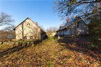 Dům na venkově obklopený přírodou, původní stavba s šikmou střechou, vhodné pro rekonstrukci na moderní bydlení, klidná lokalita.