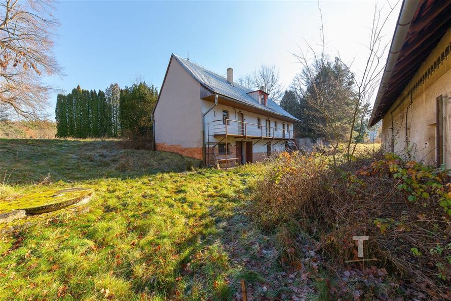 Rozlehlá zahrada s trávníkem u venkovského domu, okolní příroda, terasa v patře, samostatná budova na pozemku, klidná lokalita.