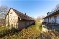 Exteriér venkovského domu s šikmou střechou, velká zahrada, původní stav, vhodné pro rekonstrukci, klidná lokalita obklopená přírodou.