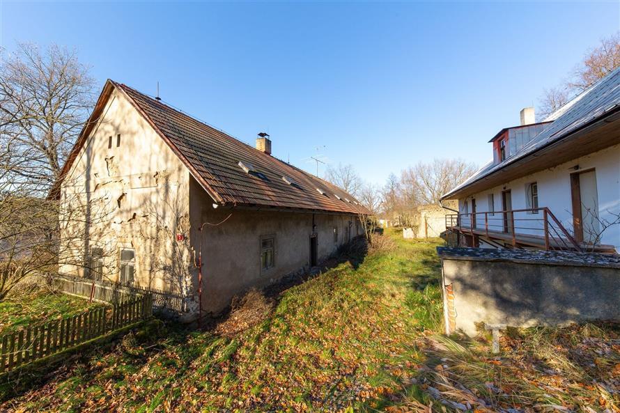 Exteriér venkovského domu s šikmou střechou, velká zahrada, původní stav, vhodné pro rekonstrukci, klidná lokalita obklopená přírodou.