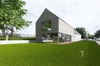 Moderní rodinný dům s velkými okny a dřevěnou fasádou, obklopený zeleným trávníkem, v klidné lokalitě.