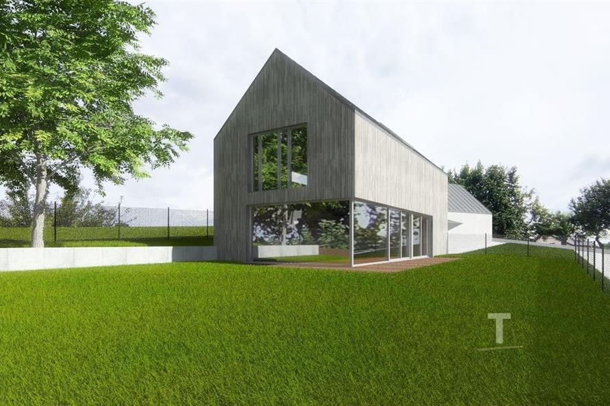 Moderní rodinný dům s velkými okny a dřevěnou fasádou, obklopený zeleným trávníkem, v klidné lokalitě.
