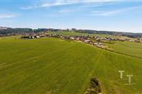 Rozlehlý stavební pozemek na okraji obce, s krásným výhledem na krajinu, ideální pro rodinný dům, v klidné lokalitě blízko přírody.