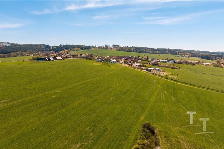 Rozlehlý stavební pozemek na okraji obce, s krásným výhledem na krajinu, ideální pro rodinný dům, v klidné lokalitě blízko přírody.