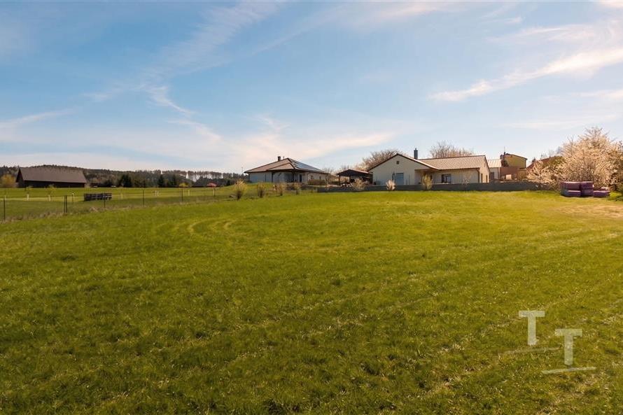 Rozlehlá zahrada s travnatým porostem a výhledem na okolní krajinu, klidná lokalita, ideální pro stavbu rodinného domu.