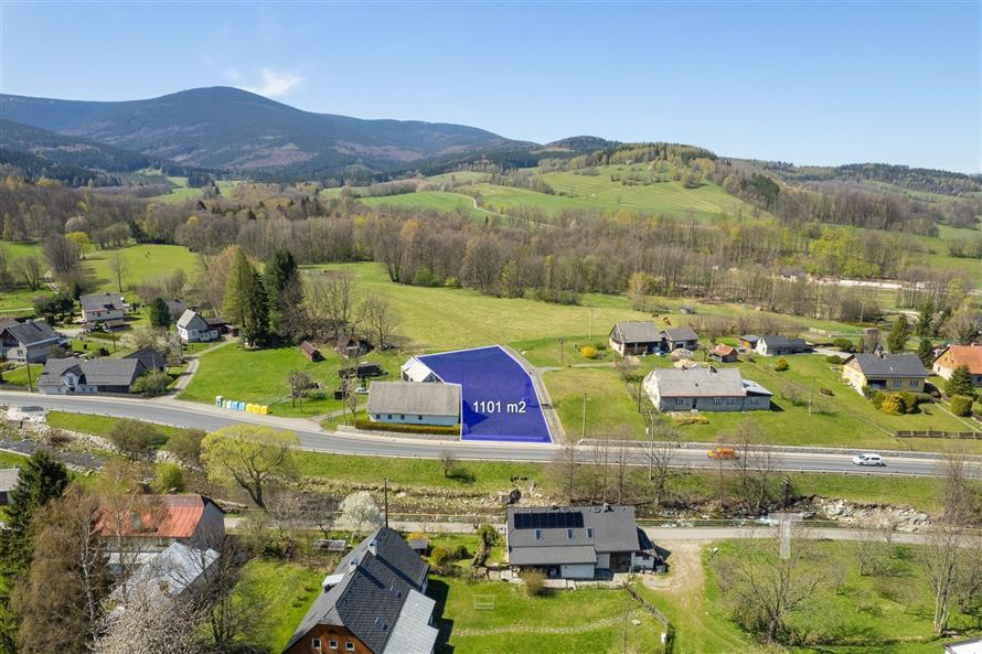 Volný stavební pozemek o rozloze 1101 m² s krásným výhledem na krajinu, vhodný pro výstavbu rodinného domu, ideální lokalita na venkově