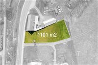 Pozemek o rozloze 1101 m², ideální pro stavbu, s přístupem z hlavní silnice, nabízí klidnou lokalitu s potenciálem pro rodinný dům.