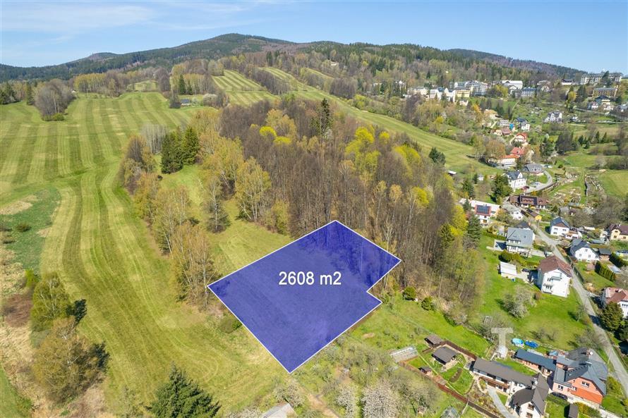Pozemek o rozloze 2608 m² v klidné lokalitě poblíž lesa, ideální pro stavbu rodinného domu. Nabízí krásný výhled na okolní krajinu.