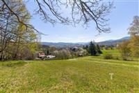 "Pozemek s nádherným výhledem na malebnou krajinu a okolní hory, vhodný pro stavbu domu, klidná lokalita v těsné blízkosti přírody"