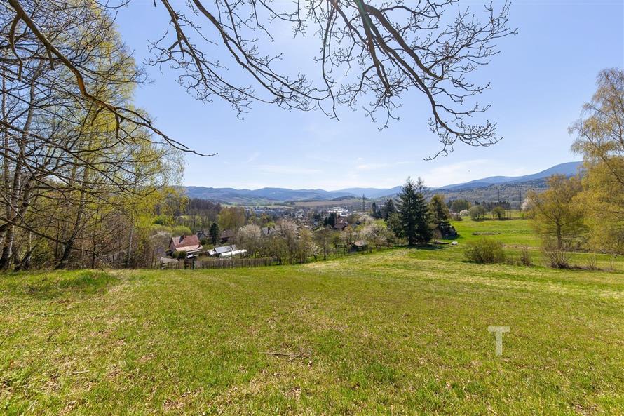 "Pozemek s nádherným výhledem na malebnou krajinu a okolní hory, vhodný pro stavbu domu, klidná lokalita v těsné blízkosti přírody"