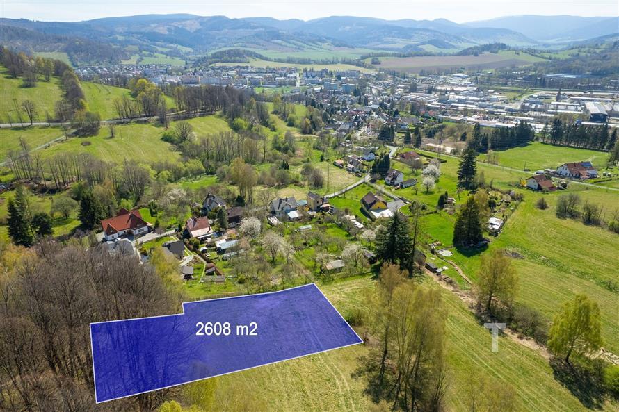 Stavební pozemek o rozloze 2608 m2, nabízí krásný výhled na okolní krajinu, ideální pro výstavbu rodinného domu, v klidné lokalitě s přírodou.